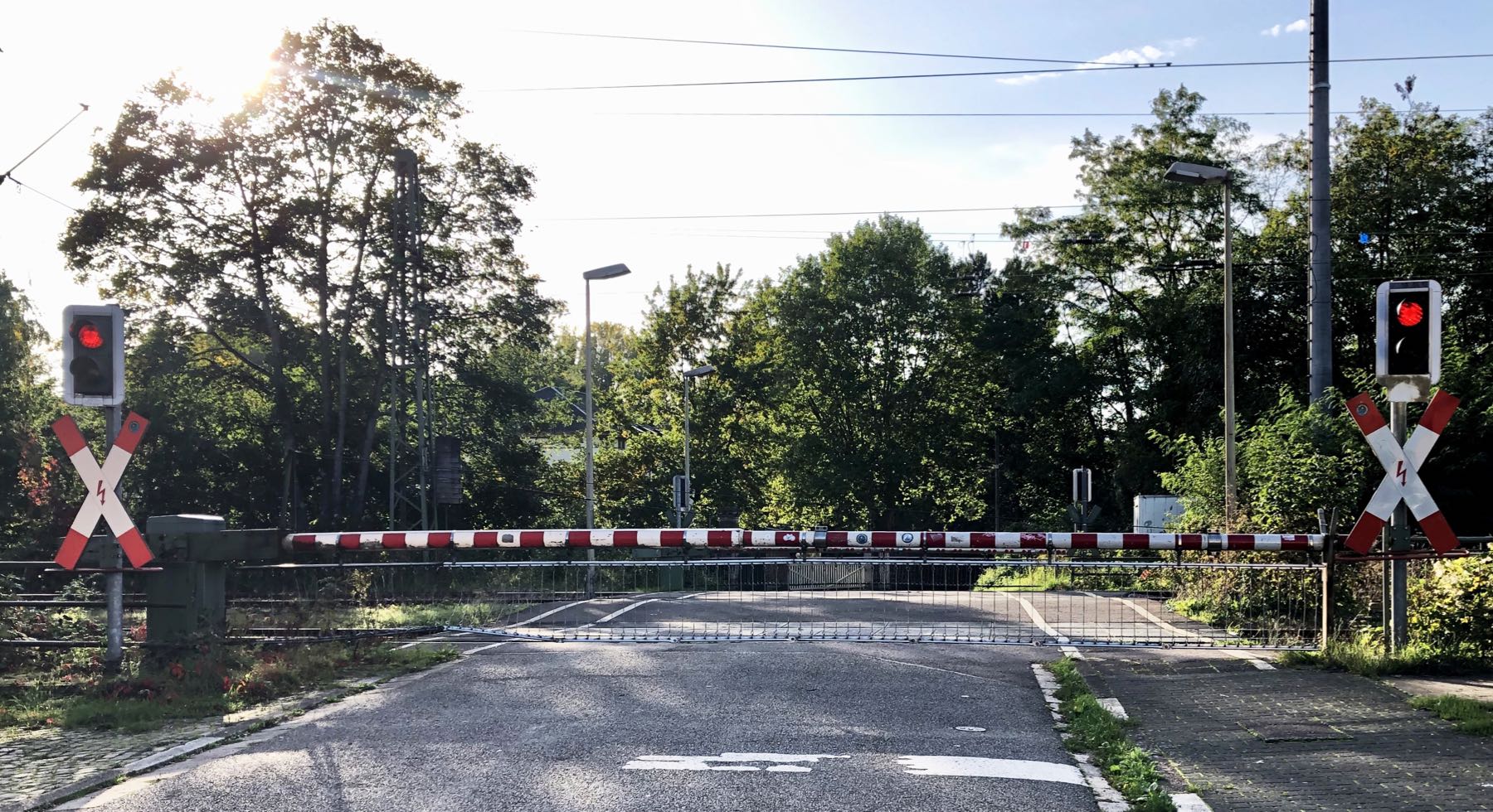 Bahnschranke auf dem Weg zur Brücke die nur da steht